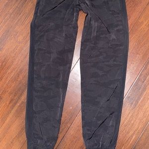 Athleta size 4 black with grey pattern